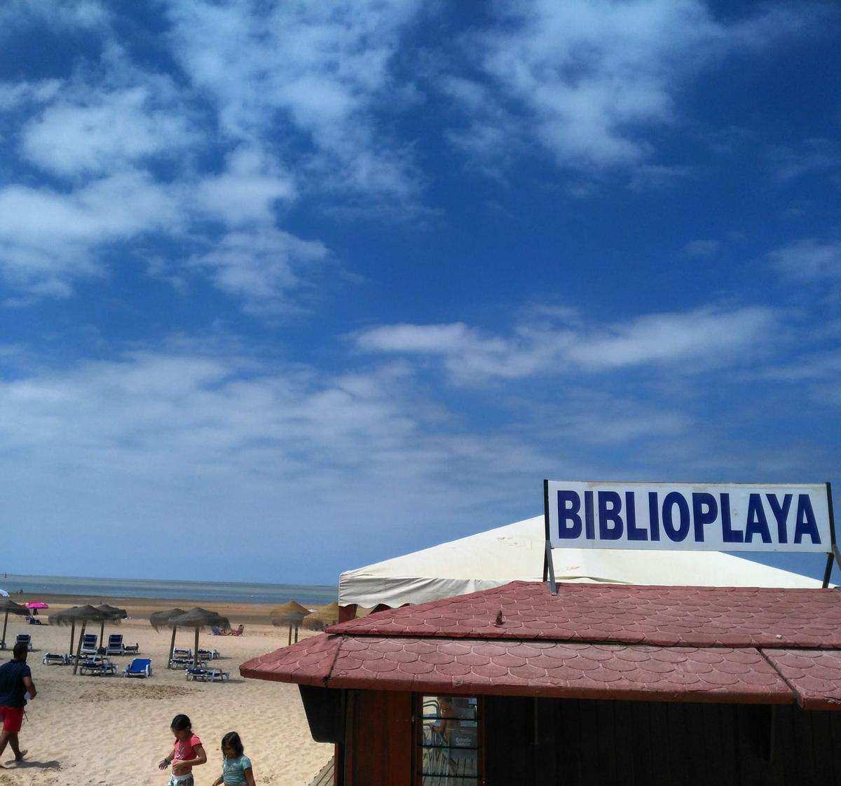 la Playa de La Calzada en Sanlúcar de Barrameda ofrece servicio de biblioteca.