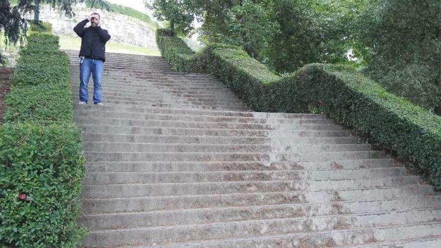 Escaleras donde los caminantes reclaman una barandilla. // FdV