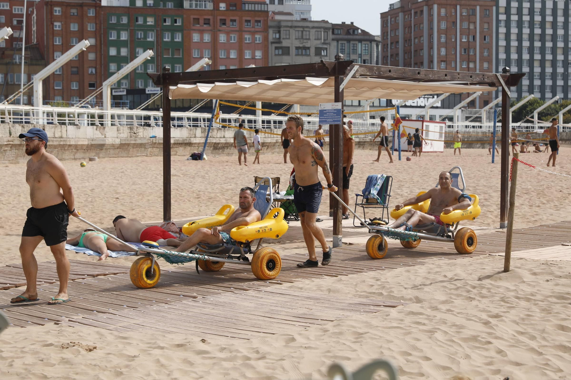 Así funciona el servicio para personas con discapacidad en la playa de Poniente (en imágenes)
