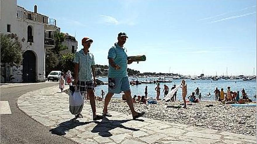 La façana litoral amb un tram delimitat per a vianants al nou passeig litoral a les Ribes de Cadaqués.