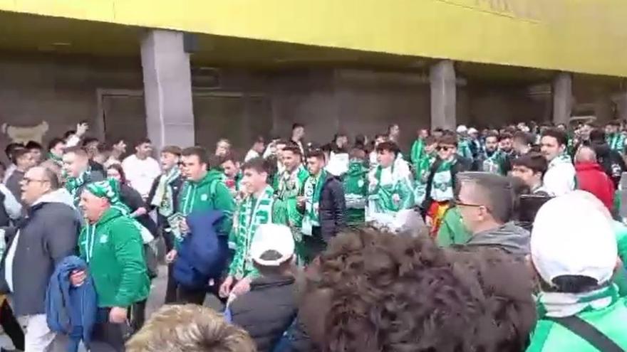 La afición del Elche CF llena las calles de Villarreal