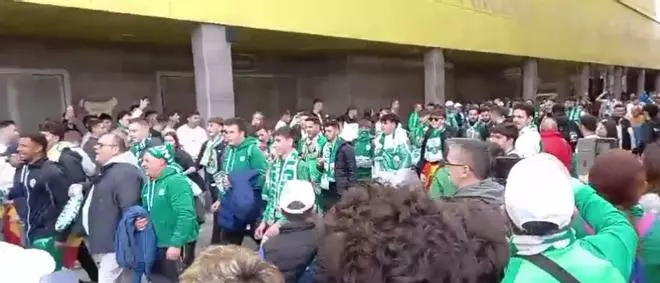 La afición del Elche CF llena las calles de Villarreal