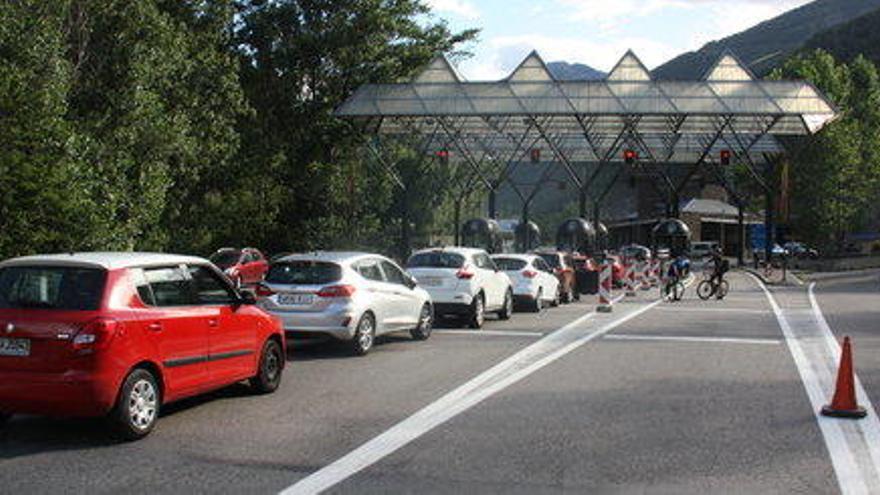 Pla general de diversos vehicles aturats just davant de la frontera del riu Runer