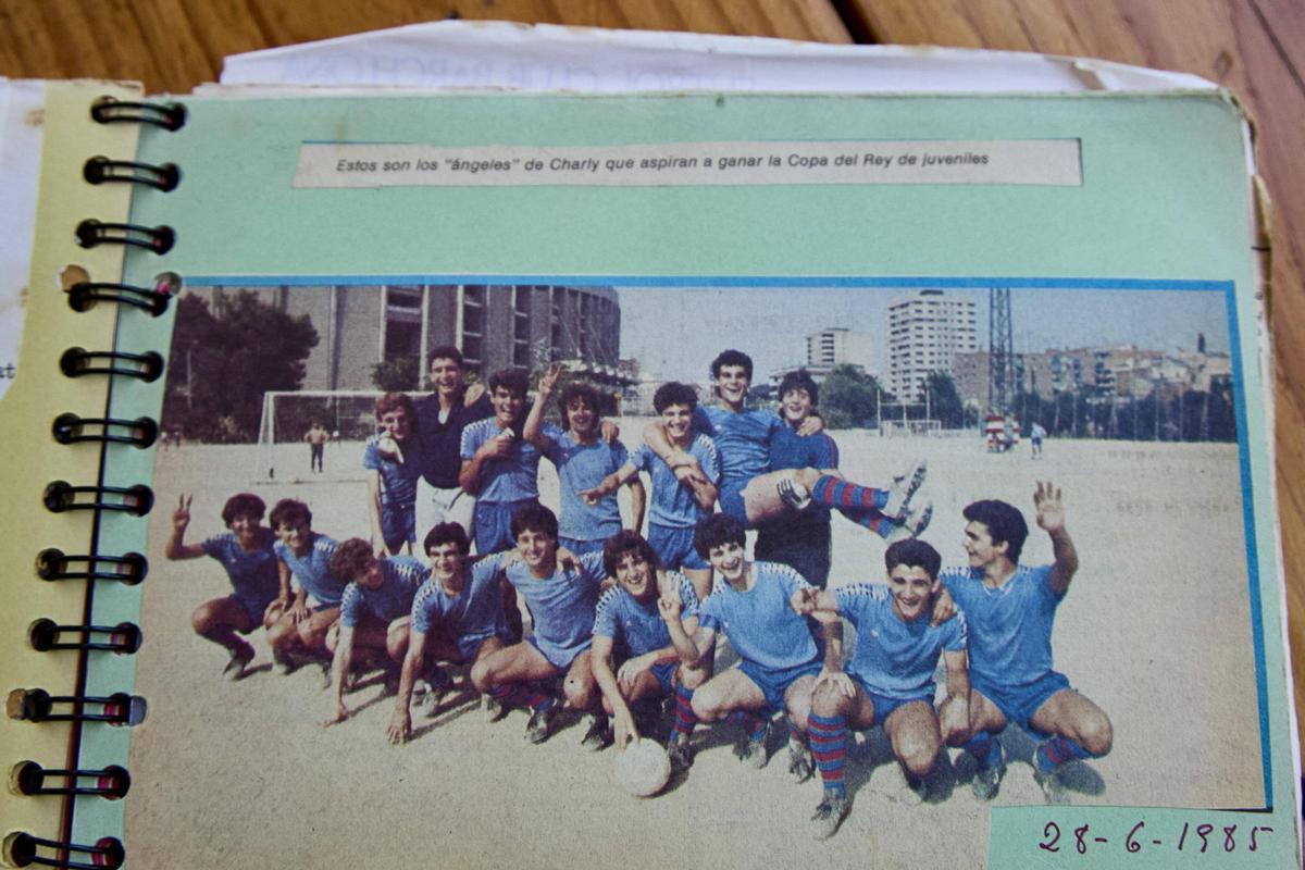 Pla, a dalt al mig fent el símbol de victòria, amb el Barça juvenil el 1985.