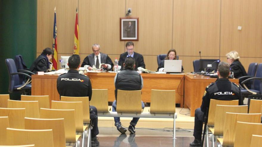El absuelto por la violación de sus hermanas durante el juicio celebrado en la Audiencia de València.