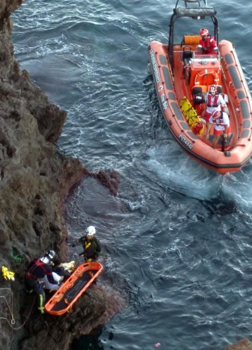 Un guardia civil salva la vida a una mujer que cayó por un acantilado de Cabo de Palos