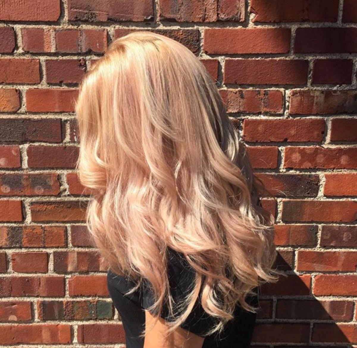 Media melena ondulada en 'Rose Gold Blonde'