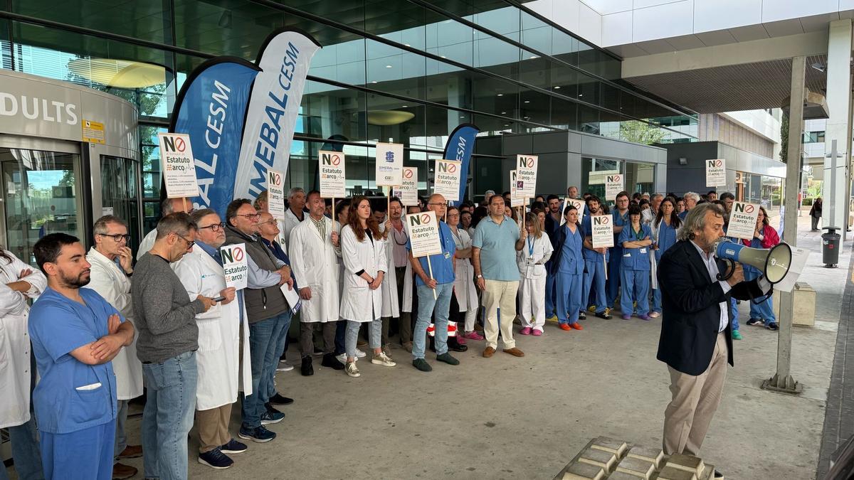 Concentración de los médicos frente a las puertas del Hospital de Son Espases de Valencia.