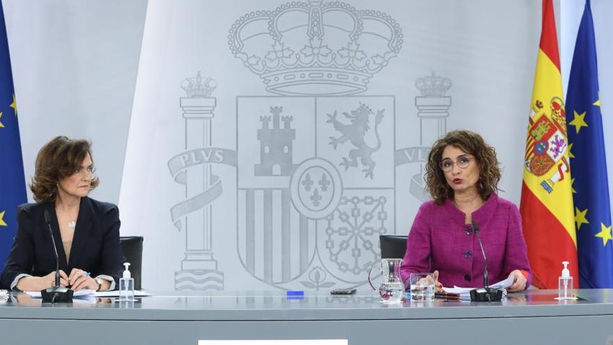 Carmen Calvo y María Jesús Montero, durante la rueda posterior al Consejo de Ministros.