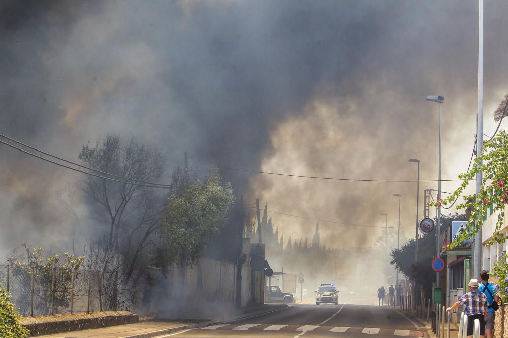 Incendio junto al cementerio de Castelló