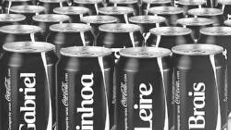 Coca Cola lleva a la avenida de España sus latas personalizadas