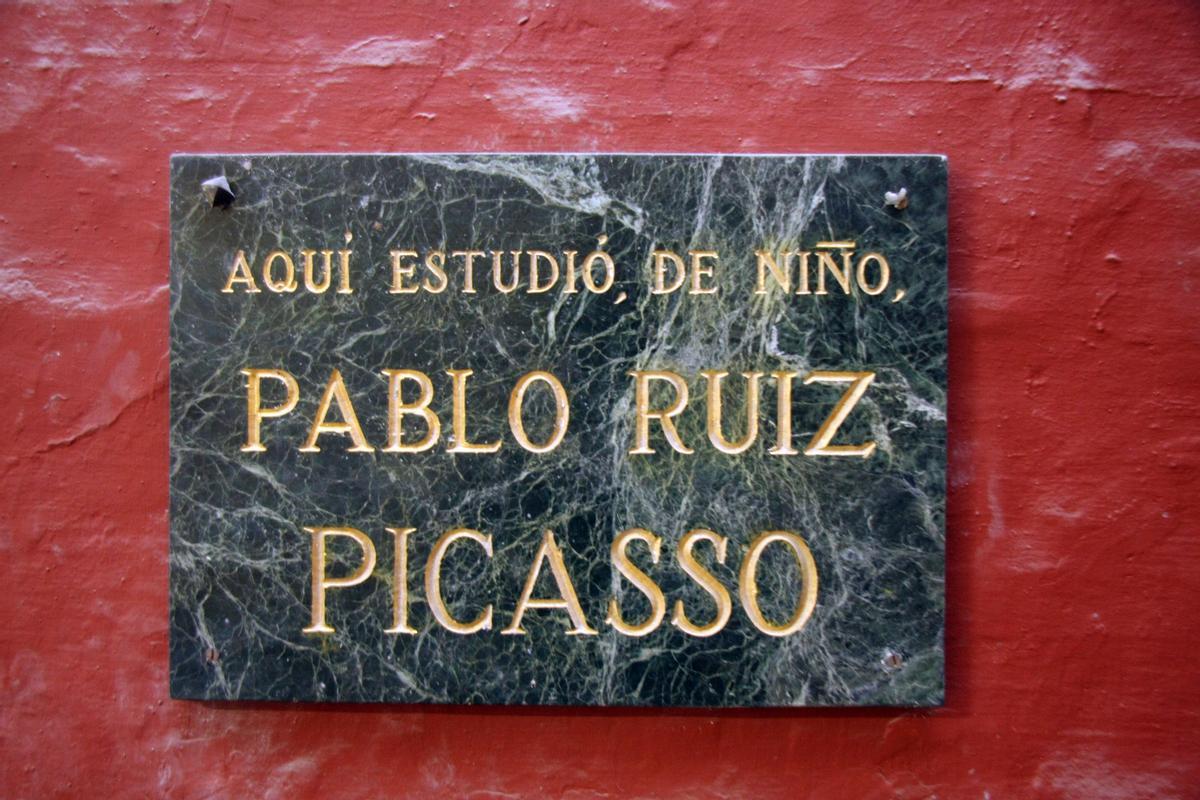 Placa en el Ateneo que indica que Picasso sí fue alumno de San Telmo.