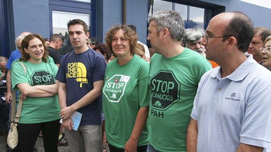 Marcos Álvarez (a la derecha), ayer, en Nava, junto a varios activistas y Ada Colau (a la izquierda), portavoz de la Plataforma de Afectados por la Hipoteca.