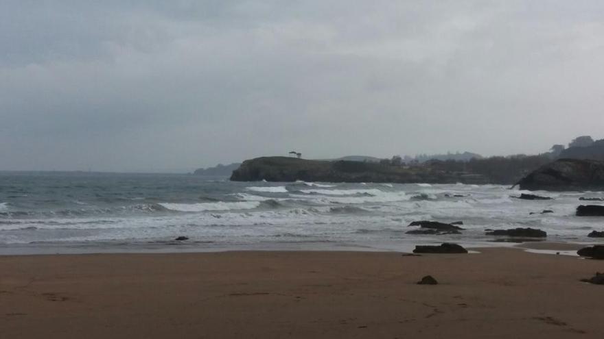 Cerrado el acceso a la playa de La Palmera por el temporal