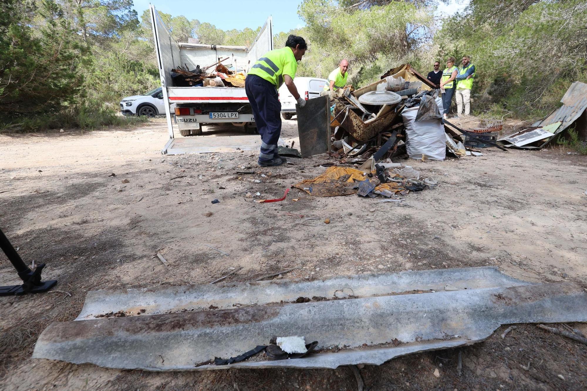 Retirados 600 kilos de residuos vertidos en un bosque de Cala Bassa