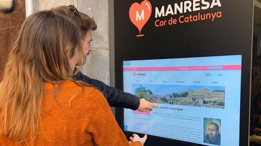 Pantalla tàctil amb què es pot consultar el web manresaturisme.cat | ARXIU/AJM