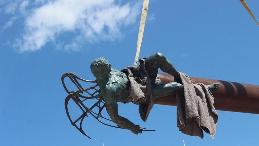 Ícaro da vuelo a la gran escultura en Dénia