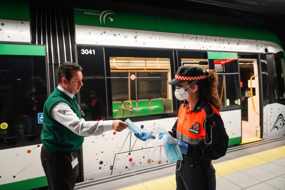 Reparto de mascarillas en la estación de metro del Perchel y en la estación de Cercanías María Zambrano, este lunes con el reinicio de la actividad laboral no esencial.