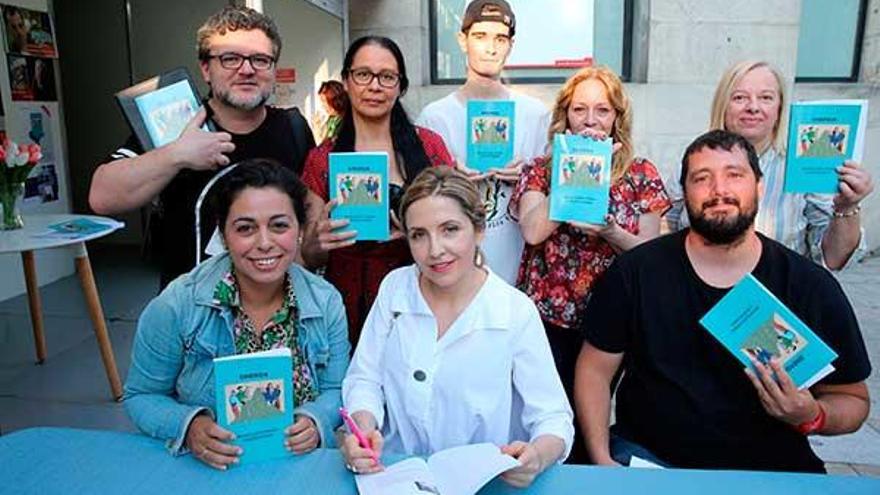 Integrantes de la asociación de escritores vigueses muestran su primera obra conjunta en la Feria del Libro.  // Marta G. Brea