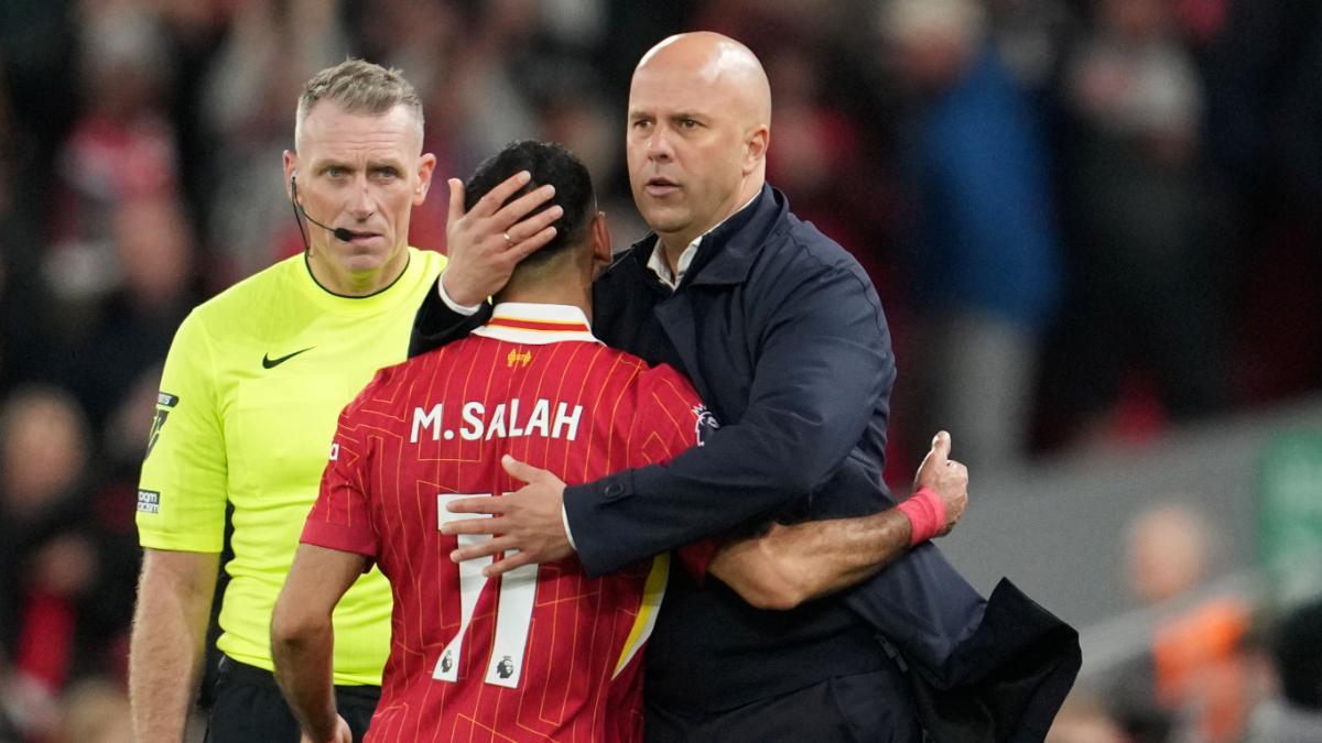 Arne Slot abraza a Mohamed Salah después de ganar al Brighton