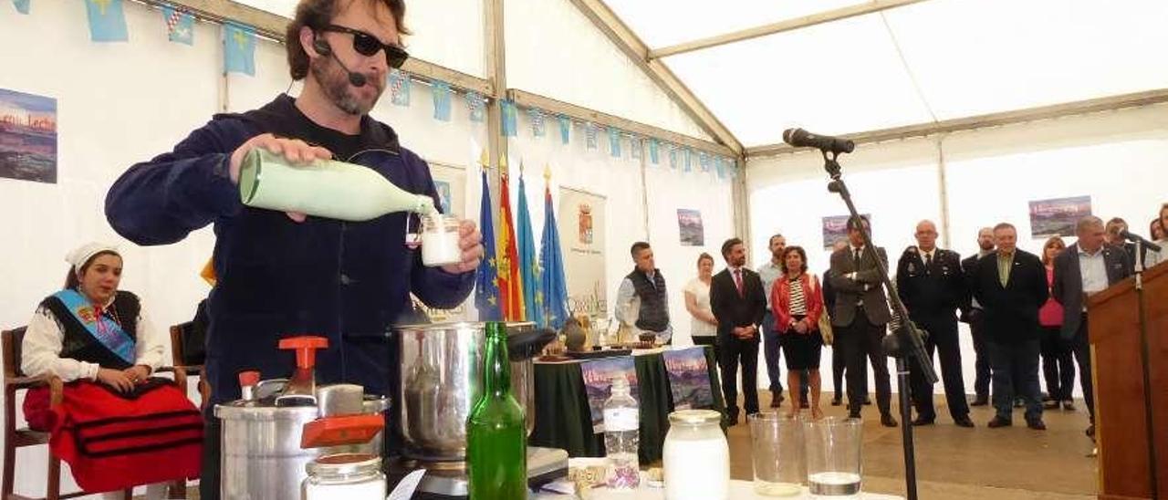 Gipsy Chef prepara su receta rápida de arroz con leche durante el pregón.