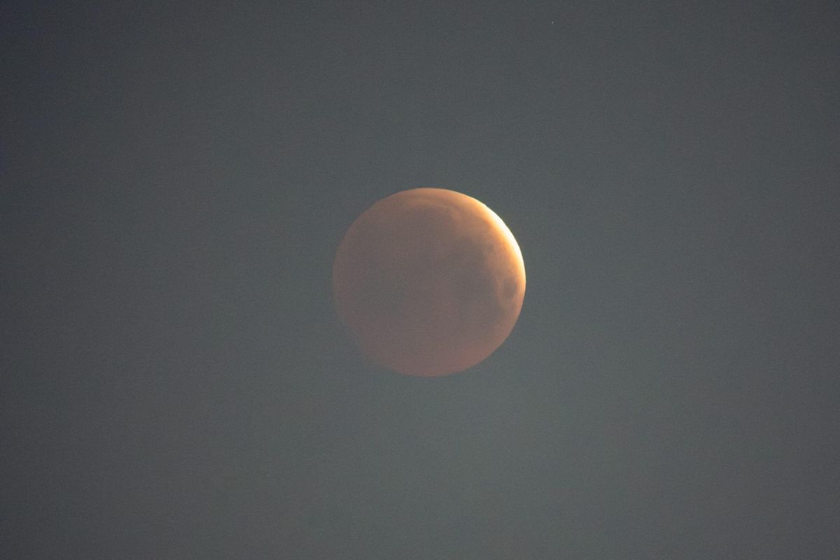 Imagen de la luna, teñida de rojo, durante el eclipse lunar de este viernes 14 de marzo de 2025, vista desde O Portiño.