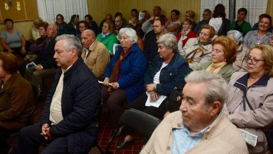 Un momento de la asamblea celebrada en la noche de ayer en Placeres. // Rafa Vázquez