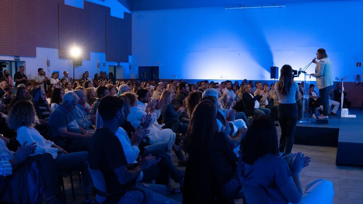 Asistentes a la presentación de la candidatura de Astrid Pérez a la Alcaldía de Arrecife.