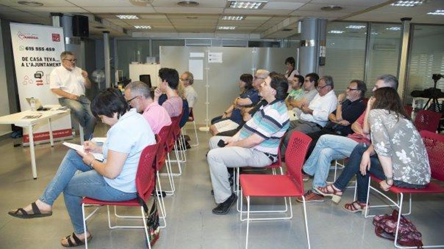 Felip González durant la seva intervenció a la seu del Col·legi de Periodistes de Manresa, ahir