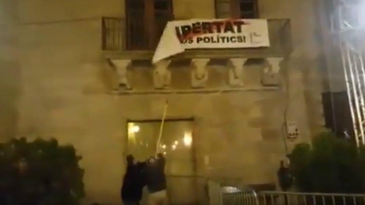 Arrancada la pancarta de los presos en Cervera ante la celebración de Marc Márquez