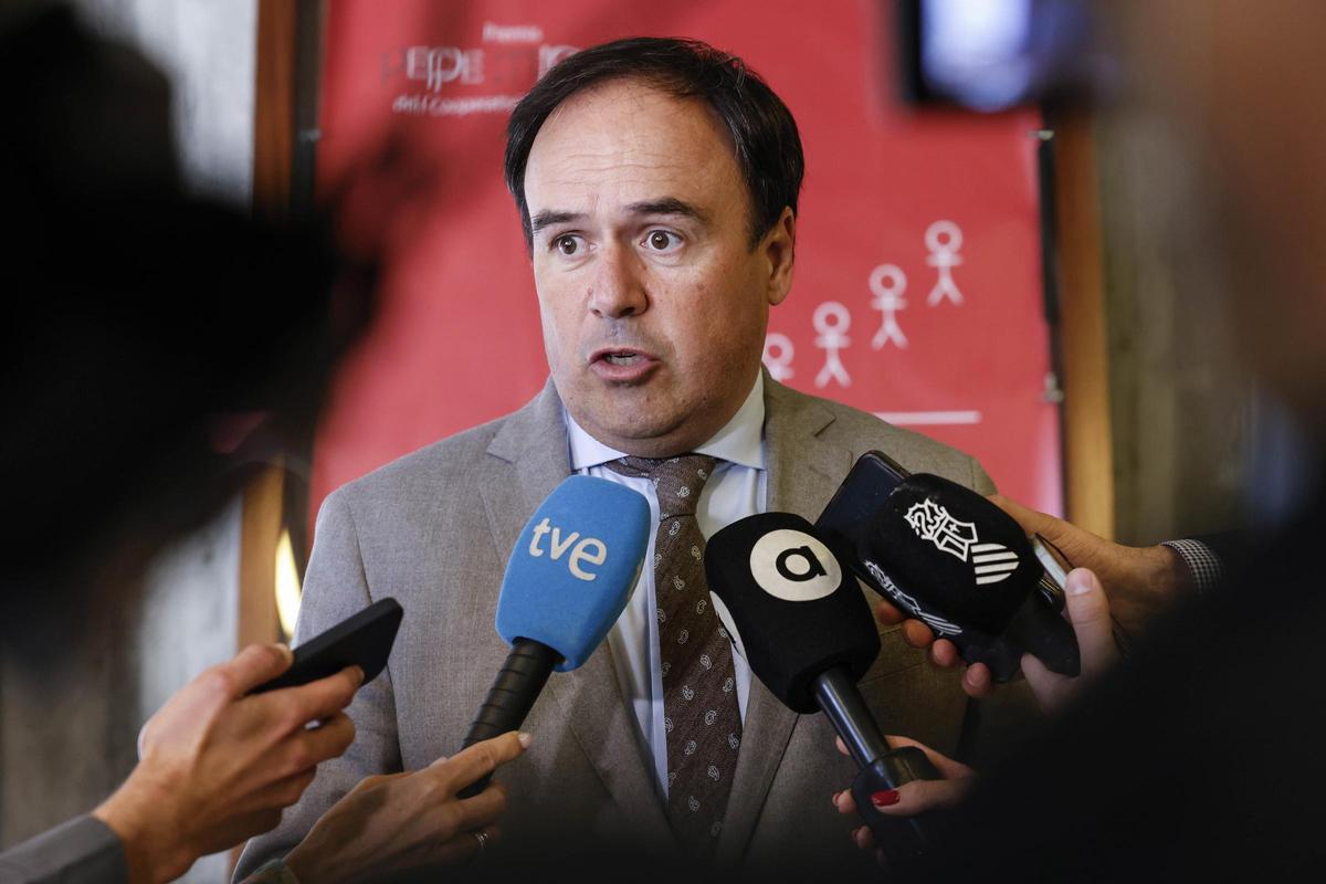 El president de la Generalitat Valenciana, Juanfran Pérez Llorca, atén als mitjans a la seua arribada al lliurament dels XVI Premis Pepe Miquel del Cooperativisme Valencià