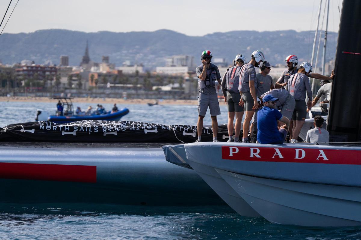 La tripulación de Luna Rossa Prada Pirelli esperan a que suba el viento, este lunes en las semifinales de la Louis Vuitton Cup.