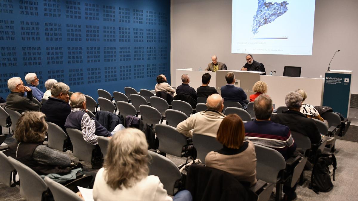 Una vintena de persones van assistir a la xerrada a l'edifici de la FUB2