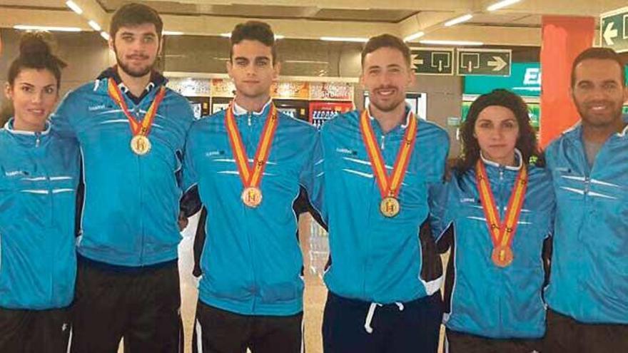 Longobardi, Jiménez, Rosillo, Seco y Navas posan con sus medallas junto a Mariño y Navas.