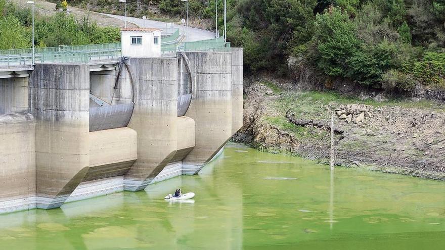 El agua verdosa en el embalse de A Baxe. // Noé Parga