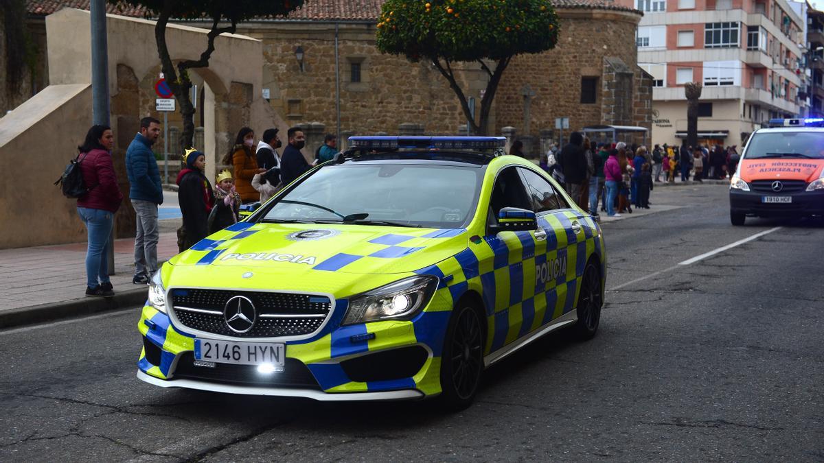 Uno de los vehículos policiales con la rotulación que incumple la normativa de la Junta.