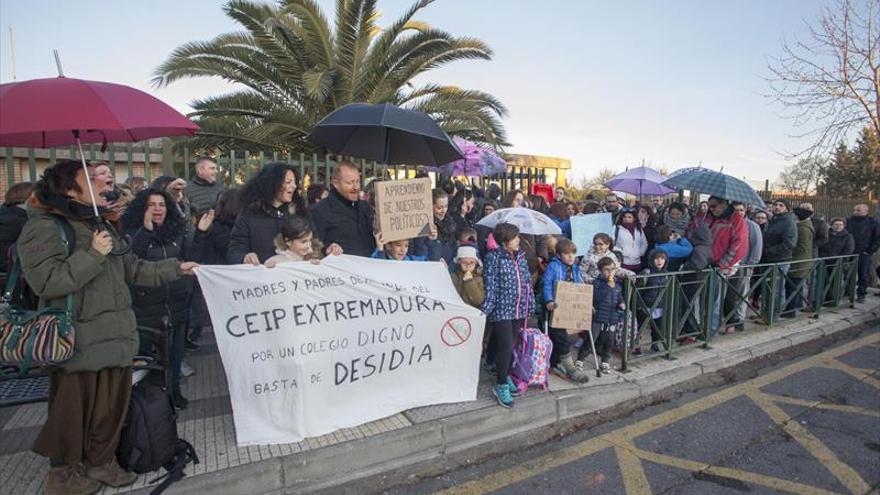 Los padres del Extremadura denuncian el abandono del centro y exigen soluciones