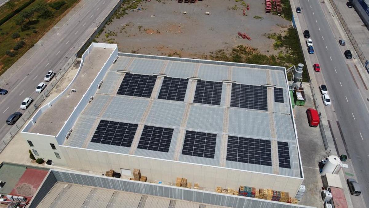 Imagen aérea de la instalación fotovoltaica completada en la empresa Cartotécnica.