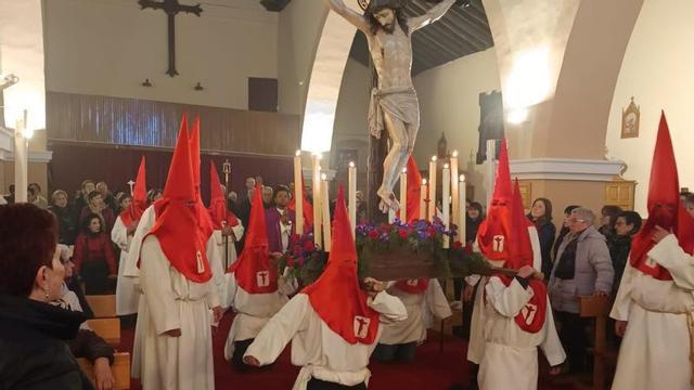 Los cofrades, de rodillas, trasladan al Cristode la Consolación. | J. C. BUENO.