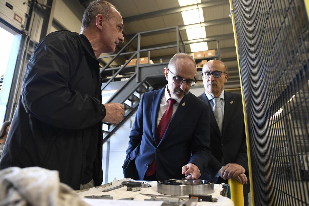 El director general de Industria, Mariano Muñoz, y el delegado territorial de la Junta, Fernando Prada, durante la visita a las instalaciones de Normeza.