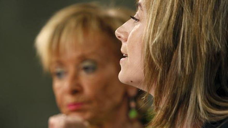 La vicepresidenta primera del Gobierno, María Teresa Fernández de la Vega (i), y la ministra de Igualdad, Bibiana Aído, durante la rueda de prensa posterior al Consejo de Ministros, hoy en el Palacio de la Moncloa.