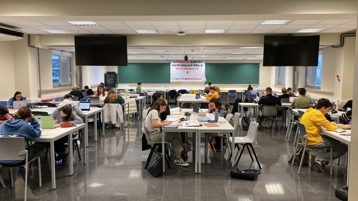 L'aula que els estudiants han ocupat de forma temporal sense el vistiplau de les facultats.