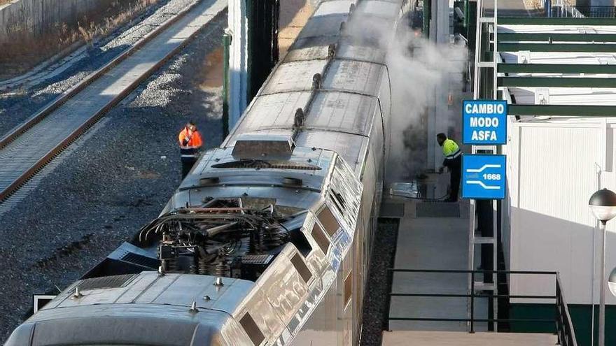 Los empleados del cambiador &quot;descongelan&quot; los mecanismos del tren.