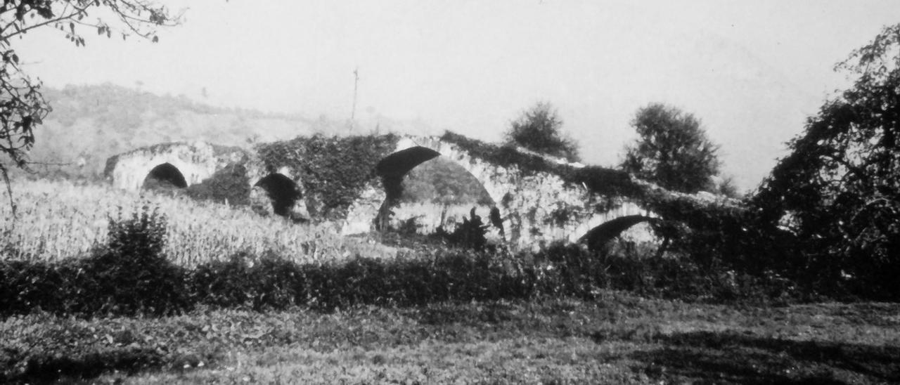 Puente de Olloniego en una imagen antigua.