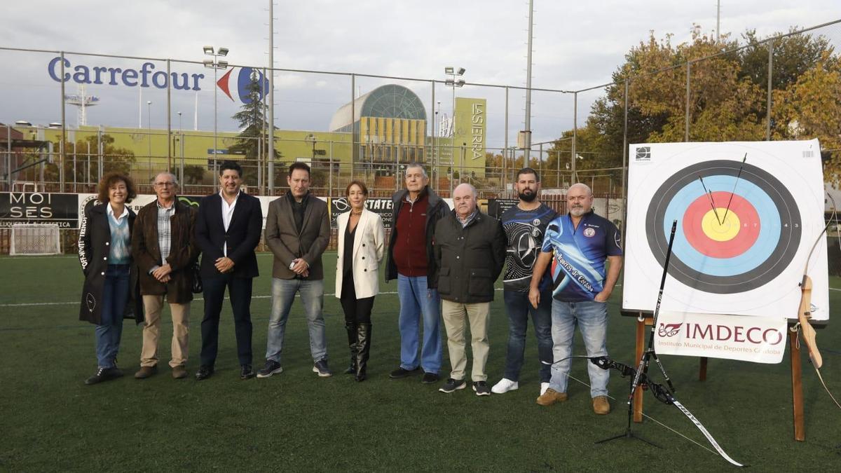 Las autoridades deportivas y representantes de los colectivos en las instalaciones de Margaritas.