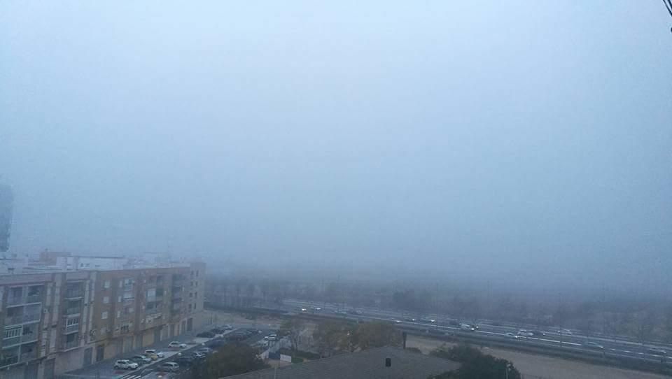 La niebla, desde el barrio de Torrefiel de Valencia.
