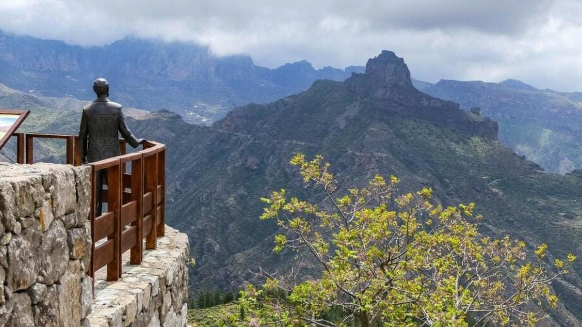 Vista del Roque Bentayga desde un mirador del casco de Artenara