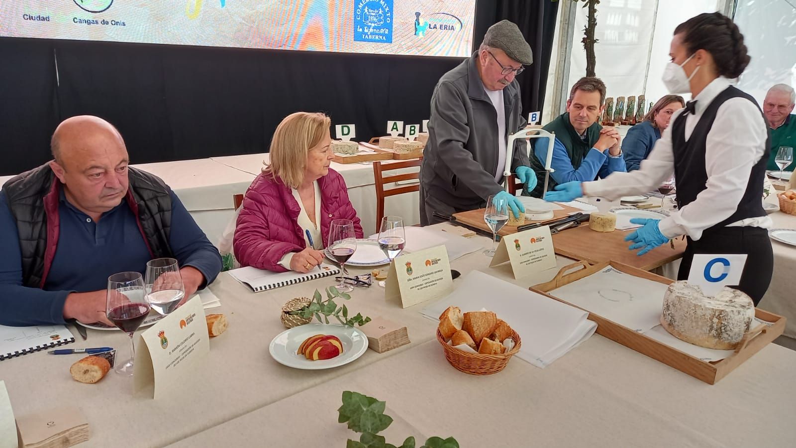 Cangas de Onís, a tope con el certamen quesero de los Picos de Europa y la Feria de la Miel