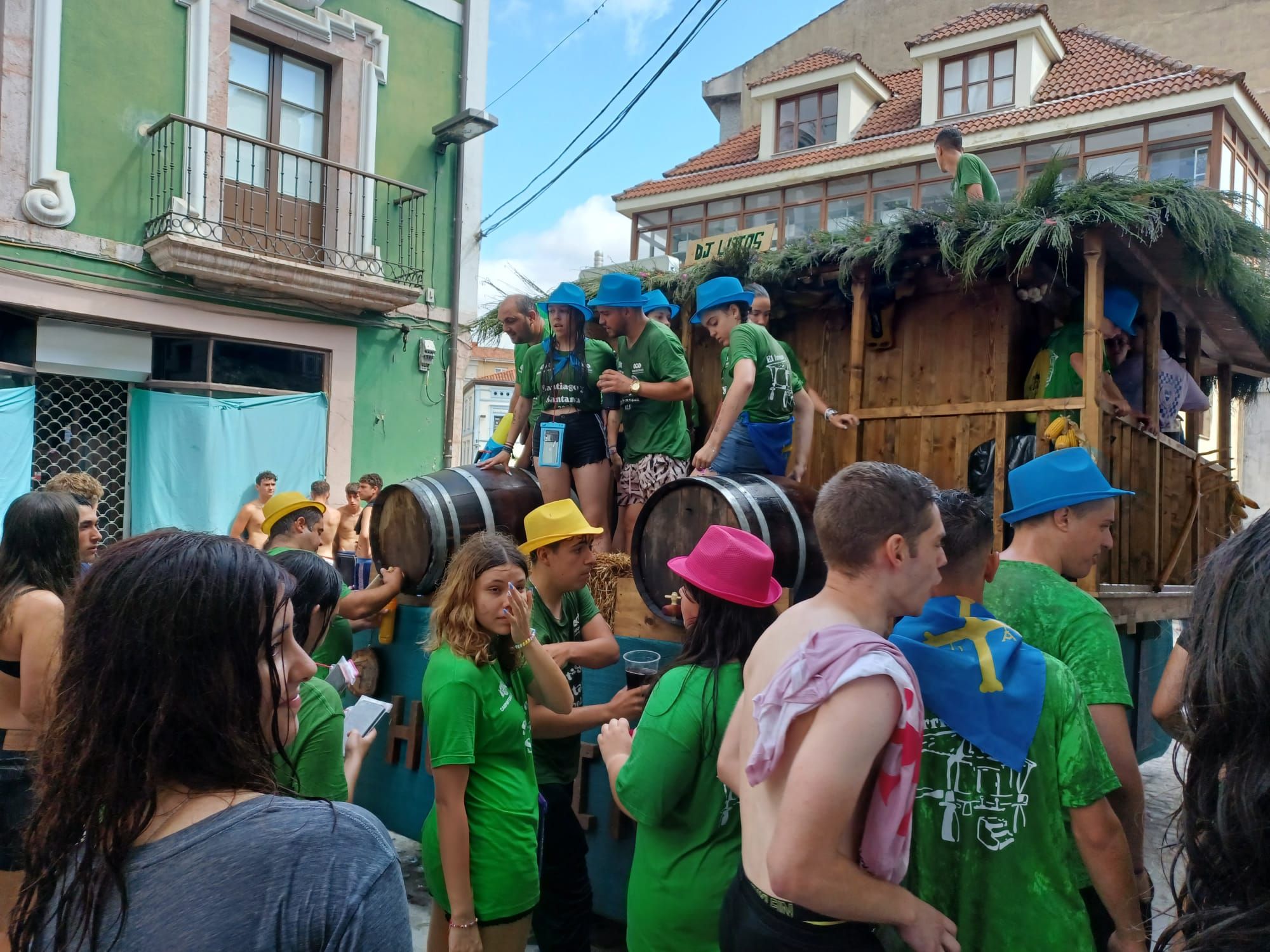 Miles de personas se mojan en Grado: así ha sido el desfile del agua por el centro de la villa moscona