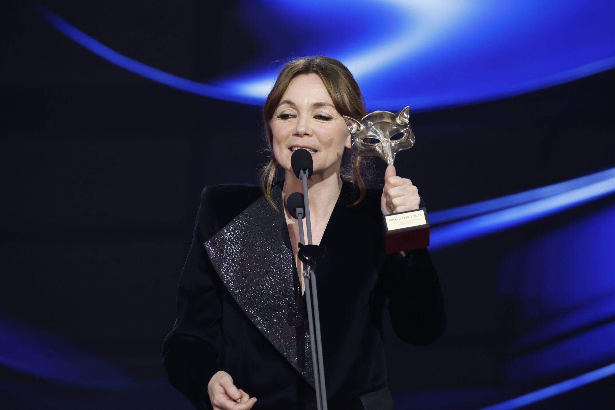 PONTEVEDRA, 24/01/2026.- La actriz Nagore Aramburu recibe el premio a ´Mejor actriz de cine´ por su trabajo en ´Los domingos´ durante la gala de entrega de los Premios Feroz 2026, organizada por la Asociación de Informadores Cinematográficos de España (AICE), que se celebran hoy sábado en el Pazo da Cultura de Pontevedra. EFE/Lavandeira Jr